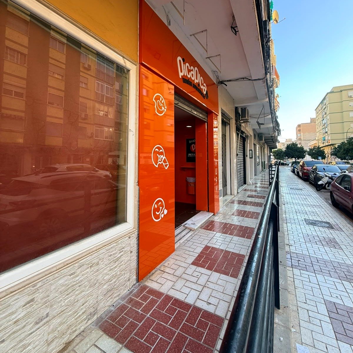 La tienda vista desde la acera de la calle Casarabonela