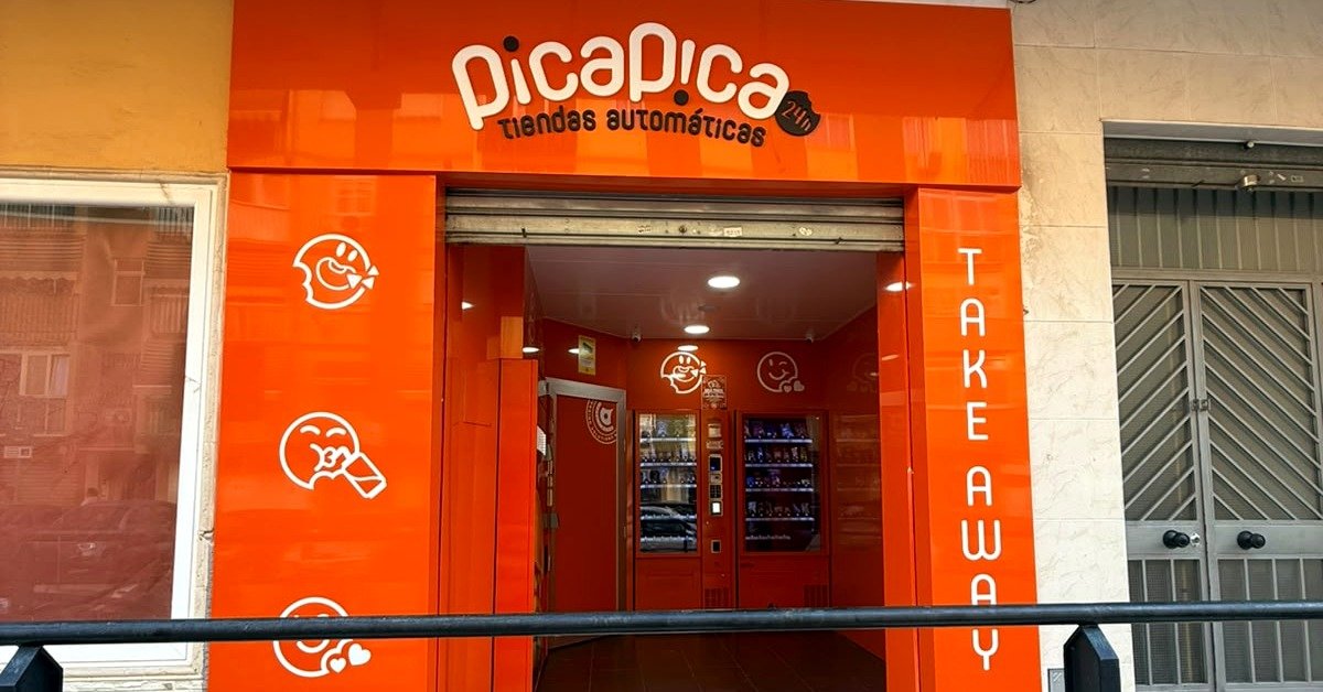 Fachada naranja de Pica Pica 24h en la calle Casarabonela