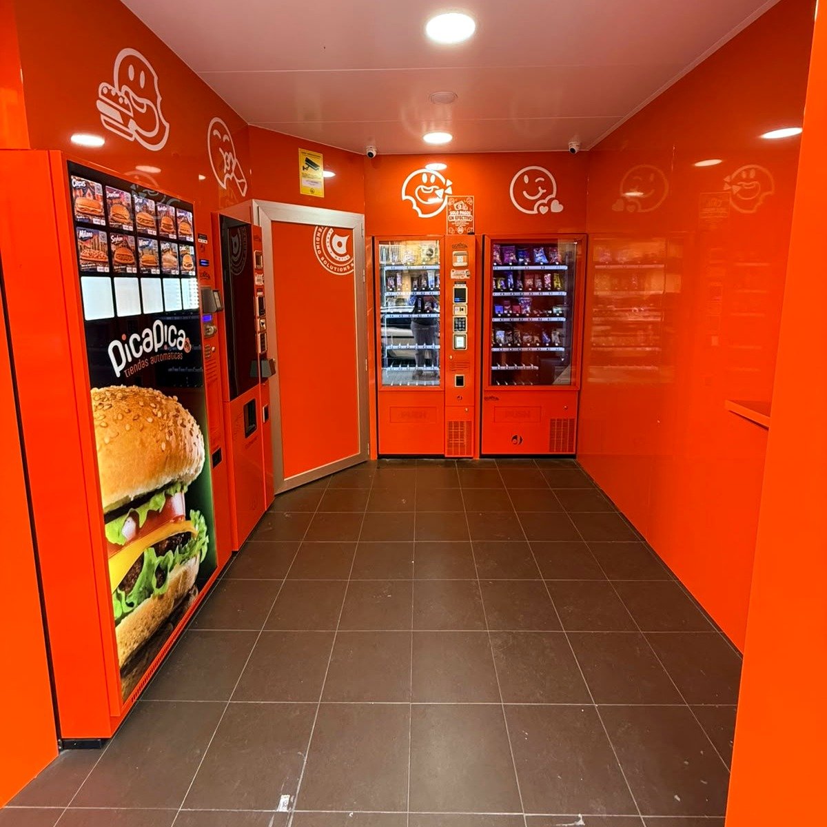Interior de la tienda con las máquinas
